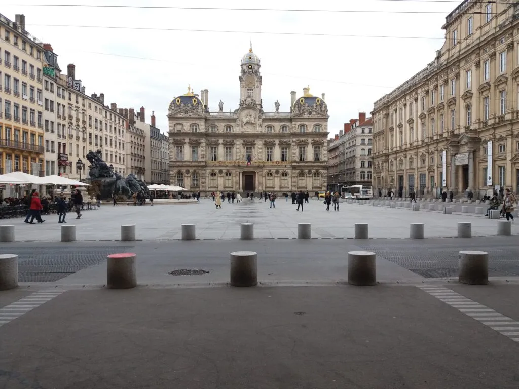 Consultant SEO à Lyon pour artisans | Visibilité locale - ADN DIGITAL Consultant SEO Mâcon (Saône-et-Loire), Consultant SEO Bourg-en-Bresse (Ain), Consultant SEO Lyon (Rhône) Hôtel de ville de Lyon, place des Terreaux