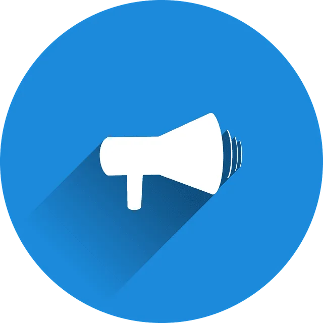 Icono circular azul con un megáfono blanco y sombra larga que representa comunicación y marketing digital, ideal para ilustrar servicios de Mantenimiento y optimización de páginas webs