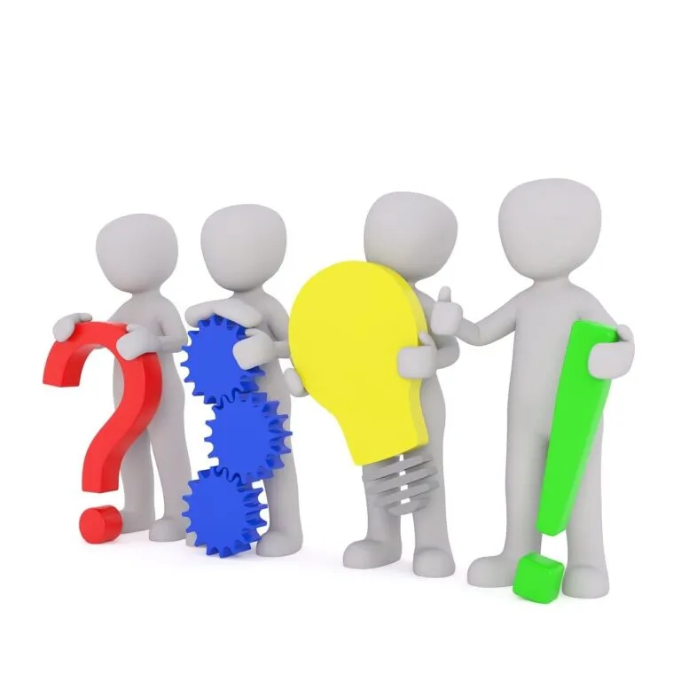 Cuatro figuras humanas grises sostienen un signo de interrogación rojo, engranajes azules, una bombilla amarilla y un signo de exclamación verde como símbolos de dudas, funcionamiento, ideas y soluciones; Contacta con expertos en mantenimiento WordPress.