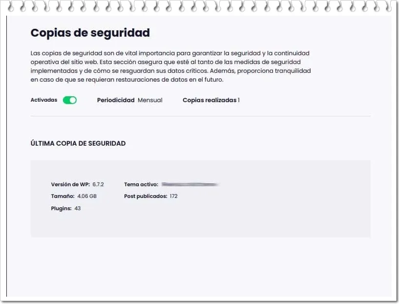 Panel de Copias de seguridad que muestra el estado activado y periodicidad mensual, con un recuadro de "Última copia de seguridad" que lista versión de WordPress, tema activo, tamaño del respaldo, número de plugins y entradas publicadas, destacando la función de Copias de seguridad automáticas para proteger y facilitar restauraciones.