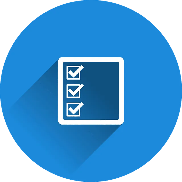 Checklist para Mantenimiento y optimización de páginas webs Icono circular azul con una lista de verificación blanca de tres casillas marcadas dentro de un recuadro y sombra larga, representando Mantenimiento y optimización de páginas webs.