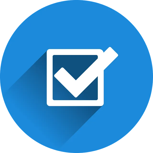 Icono circular azul con una casilla marcada blanca dentro de un recuadro y sombra larga, representación visual de Mantenimiento y optimización de páginas webs.