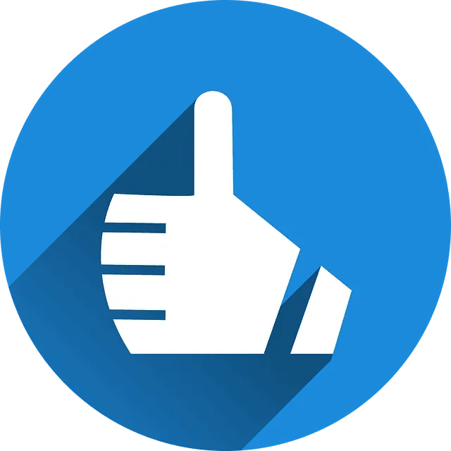 Icono pulgar arriba - Mantenimiento y optimización de páginas webs Icono circular azul con mano blanca en gesto de pulgar hacia arriba y sombra larga, símbolo de confianza y servicio técnico enfocado en Mantenimiento y optimización de páginas webs.