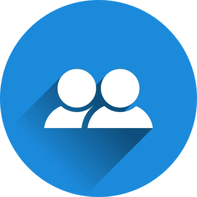 Mantenimiento de páginas webs con WordPress y gestión de usuarios Icono circular azul con dos siluetas blancas de usuarios en estilo plano y sombra larga que sugiere equipo, soporte y servicio para Mantenimiento de páginas webs con WordPress.