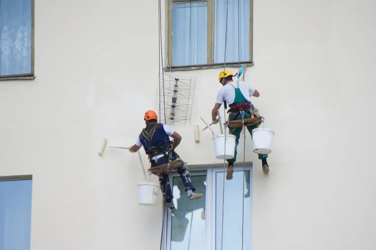 painters-paint-the-house