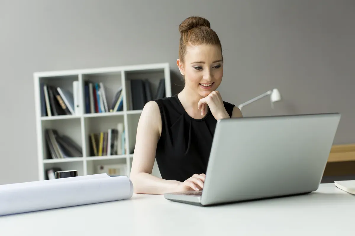 young-woman-in-the-office