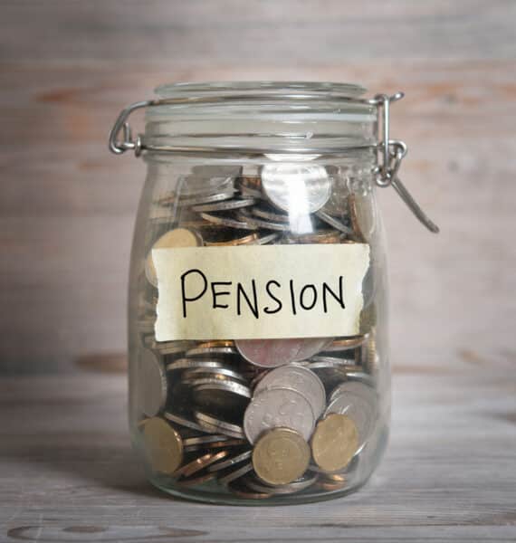 Un bocal en verre rempli de pièces de monnaie et un billet indiquant « pension » ont été trouvés.