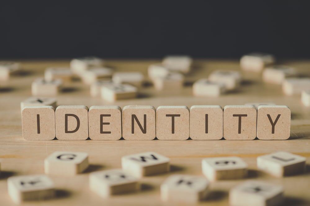 Blocs de bois épelant le mot « identité » après un changement de nom sur une table.