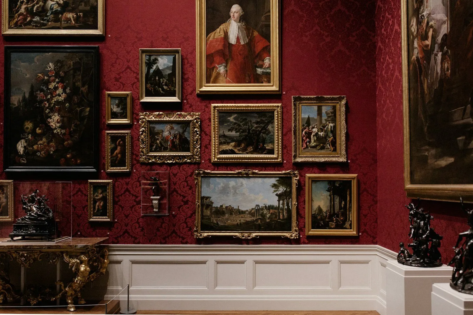 tableau sur un mur d'un musée