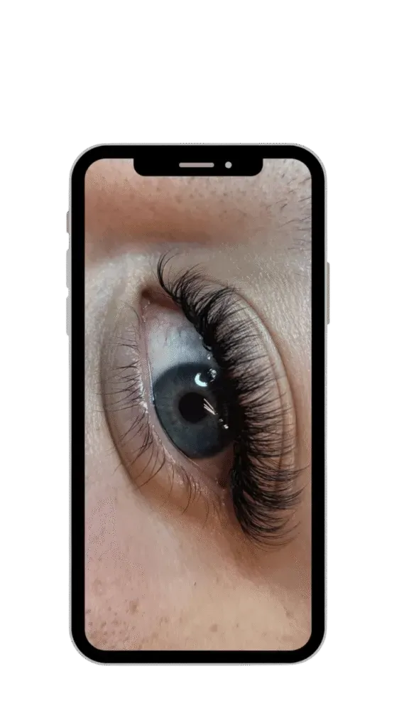 Lash Artist bei präziser Anwendung von Wimpernverlängerungen
