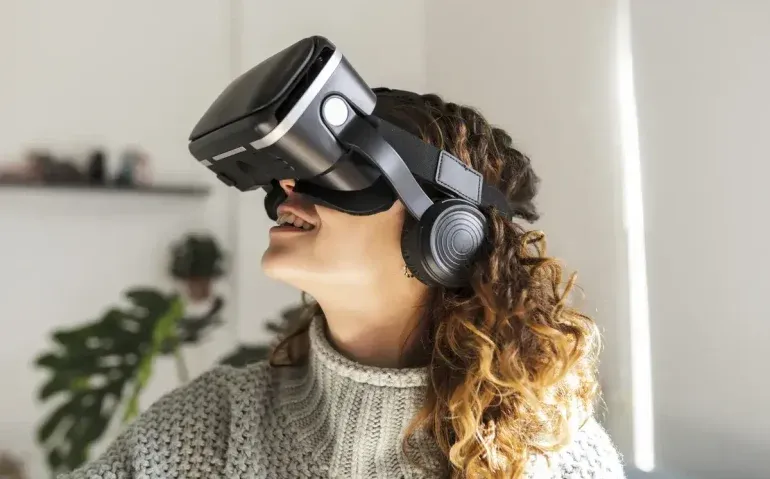 curly-hair-woman-wearing-virtual