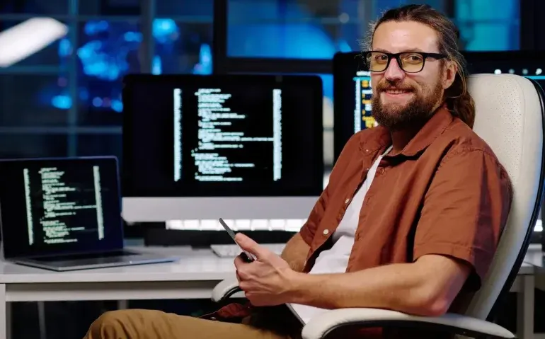 young-smiling-male-it-engineer-in-eyeglasses