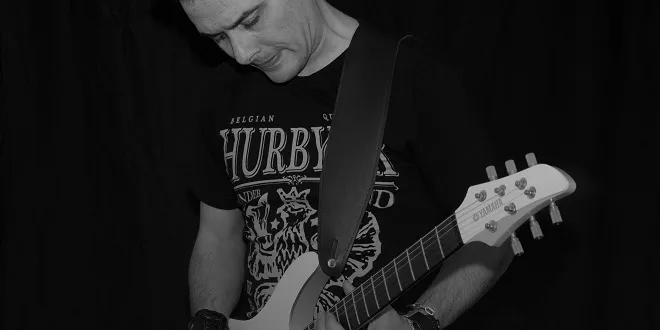 Photograph of Pole Folder playing the guitar edited by www.change-underground.com