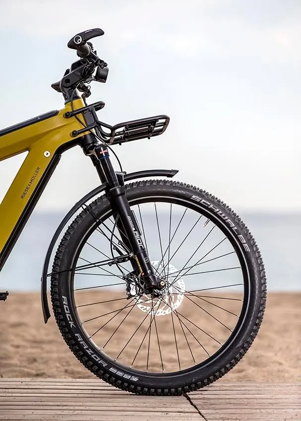 La horquilla SR Suntour Aion tiene 100 mm de recorrido y se puede bloquear