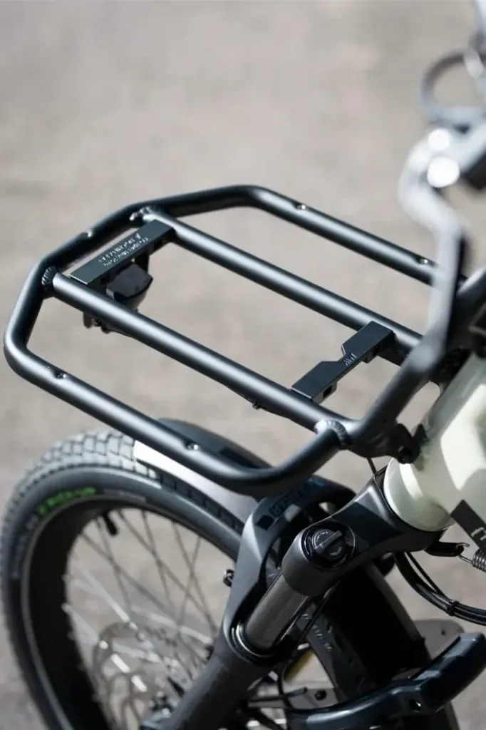 Primer plano de un portaequipaje delantero negro montado en la bicicleta Moustache Lundi 20 Cargo.