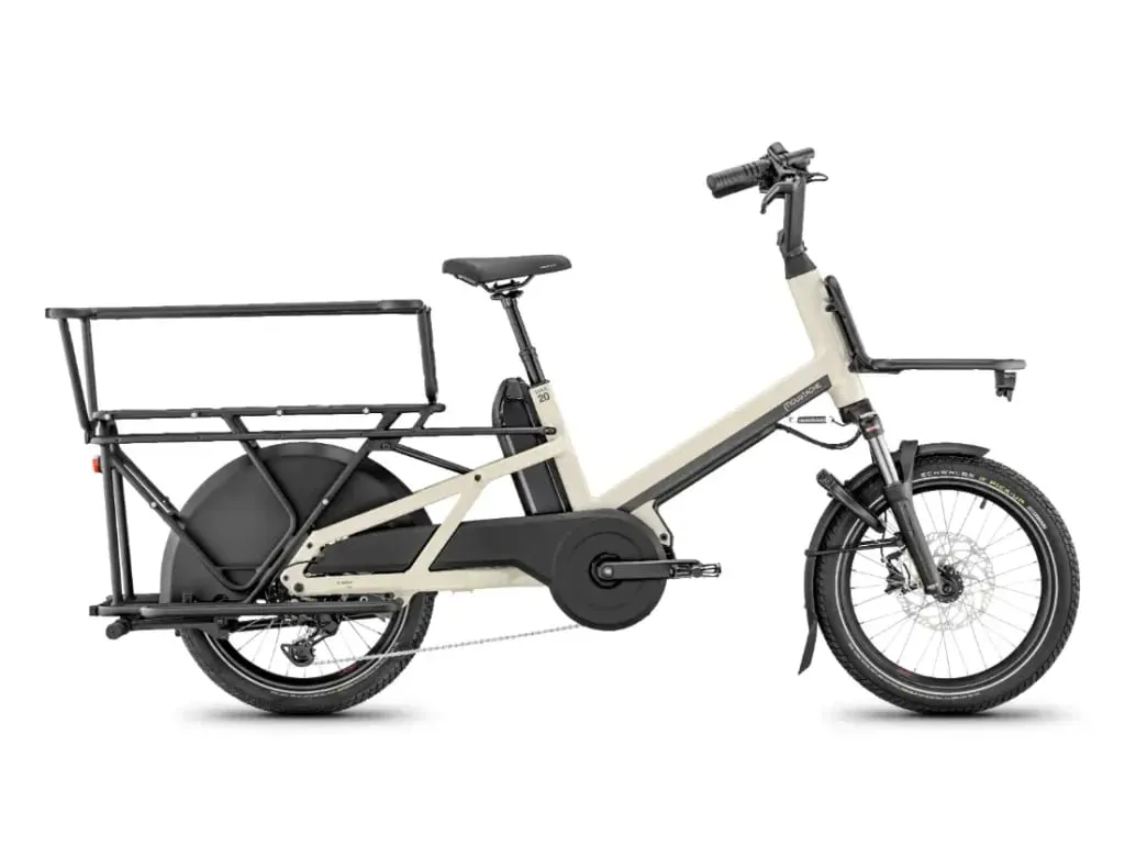Una bicicleta eléctrica Moustache Lundi 20 Cargo blanca con un portabultos trasero y delantero resistentes, vista de lado.