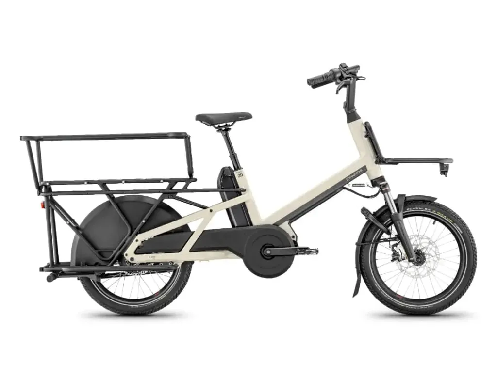 La bicicleta de carga eléctrica Moustache Lundi 20 Cargo cuenta con un portaequipaje trasero resistente y un cuadro de acceso bajo, que se muestra de lado sobre un fondo blanco.