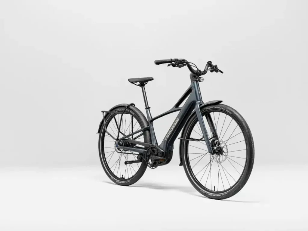 Una moderna bicicleta eléctrica Cannondale FlyingV negra con un elegante cuadro, sobre un fondo blanco liso.