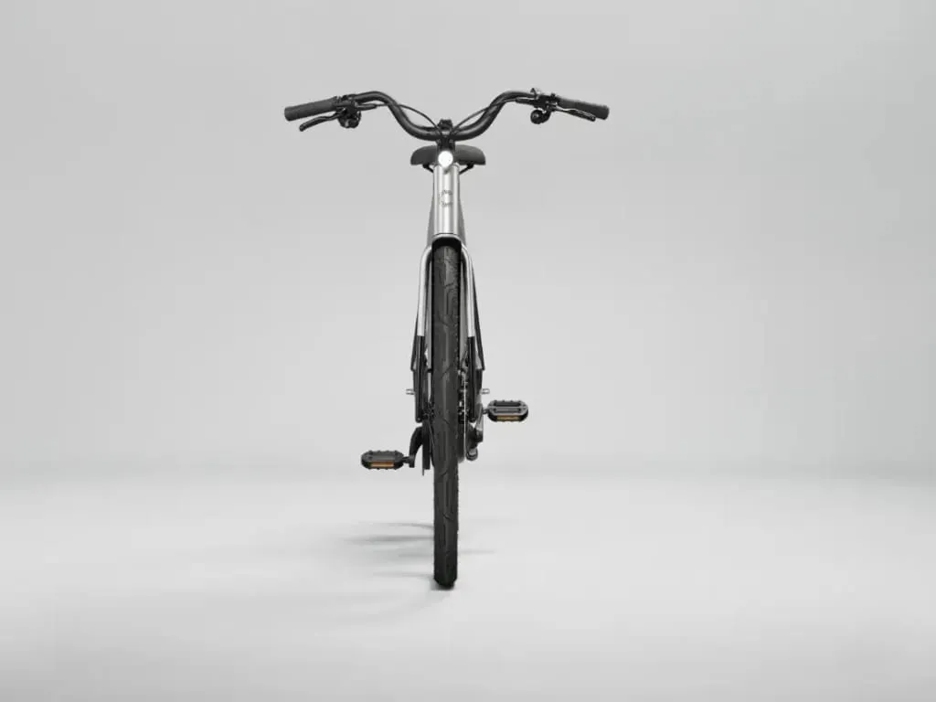 Vista frontal de una bicicleta Cannondale FlyingV moderna sobre un fondo gris liso.