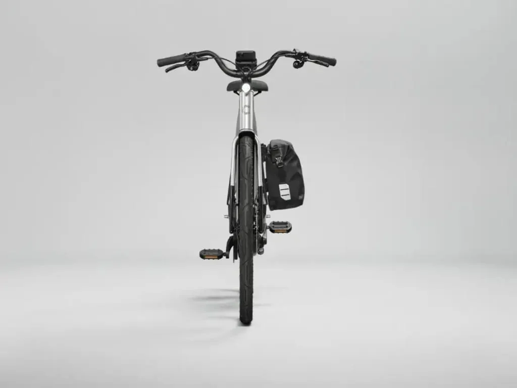 Vista frontal de una bicicleta eléctrica Cannondale FlyingV negra con bolsa lateral, sobre un fondo gris liso.