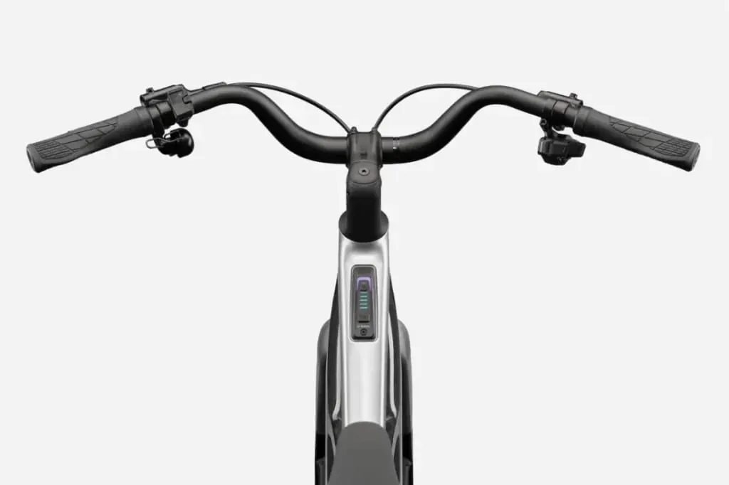 Vista desde arriba del manillar de una bicicleta y del panel central de visualización en una elegante y moderna bicicleta Cannondale FlyingV.