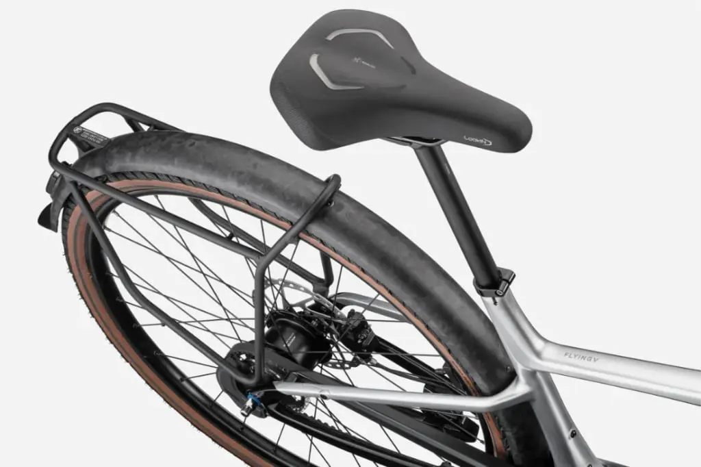 Vista trasera de una bicicleta Cannondale FlyingV que muestra el sillín, la rueda trasera, el portabultos y parte del cuadro plateado.