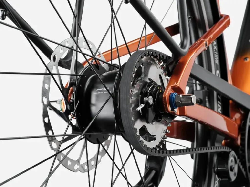 Detalle de la rueda trasera de una Cannondale FlyingV, destacando el freno de disco, la transmisión por correa y el motor de buje.