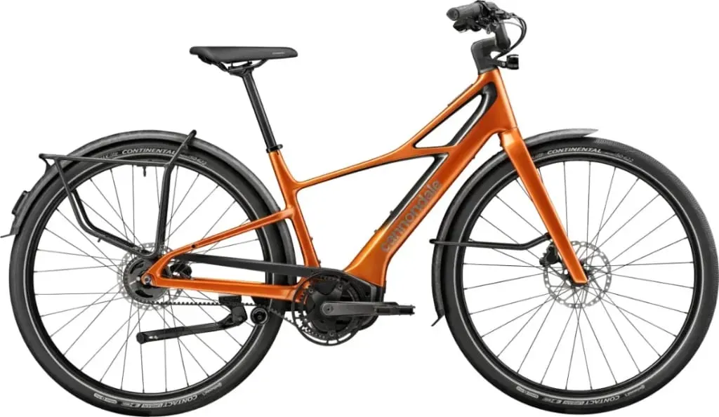 Bicicleta eléctrica Cannondale FlyingV naranja con guardabarros, frenos de disco y un elegante cuadro, mostrada de lado.