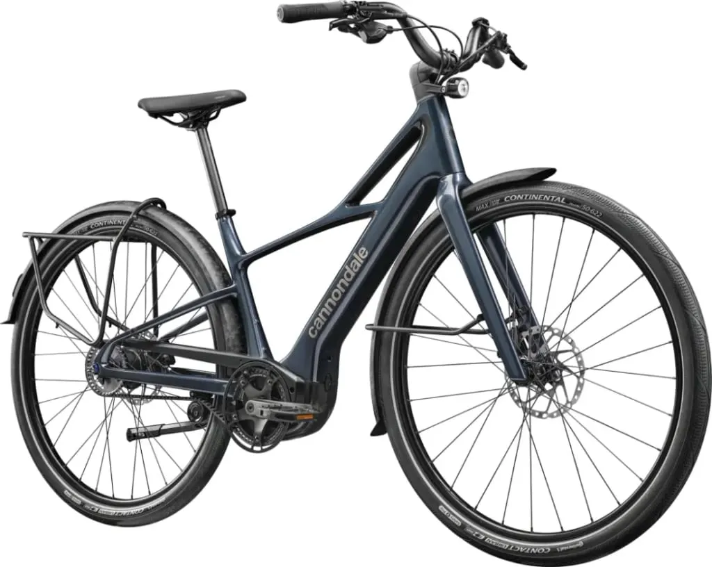 Una bicicleta eléctrica Cannondale azul oscuro con neumáticos gruesos y guardabarros trasero, mostrada desde un ángulo lateral.
