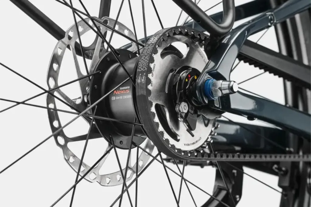 Primer plano de una rueda trasera de bicicleta Cannondale FlyingV que muestra los engranajes, el rotor del freno de disco y el buje Shimano Nexus.