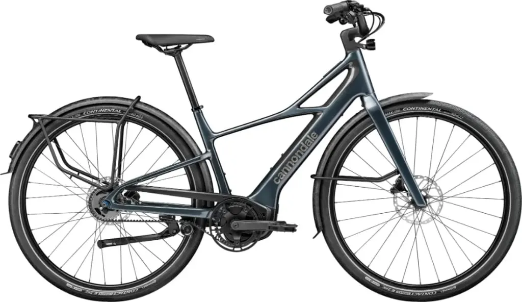 Una elegante bicicleta eléctrica Cannondale FlyingV de color oscuro con guardabarros, portabultos trasero y neumáticos lisos, vista de lado.