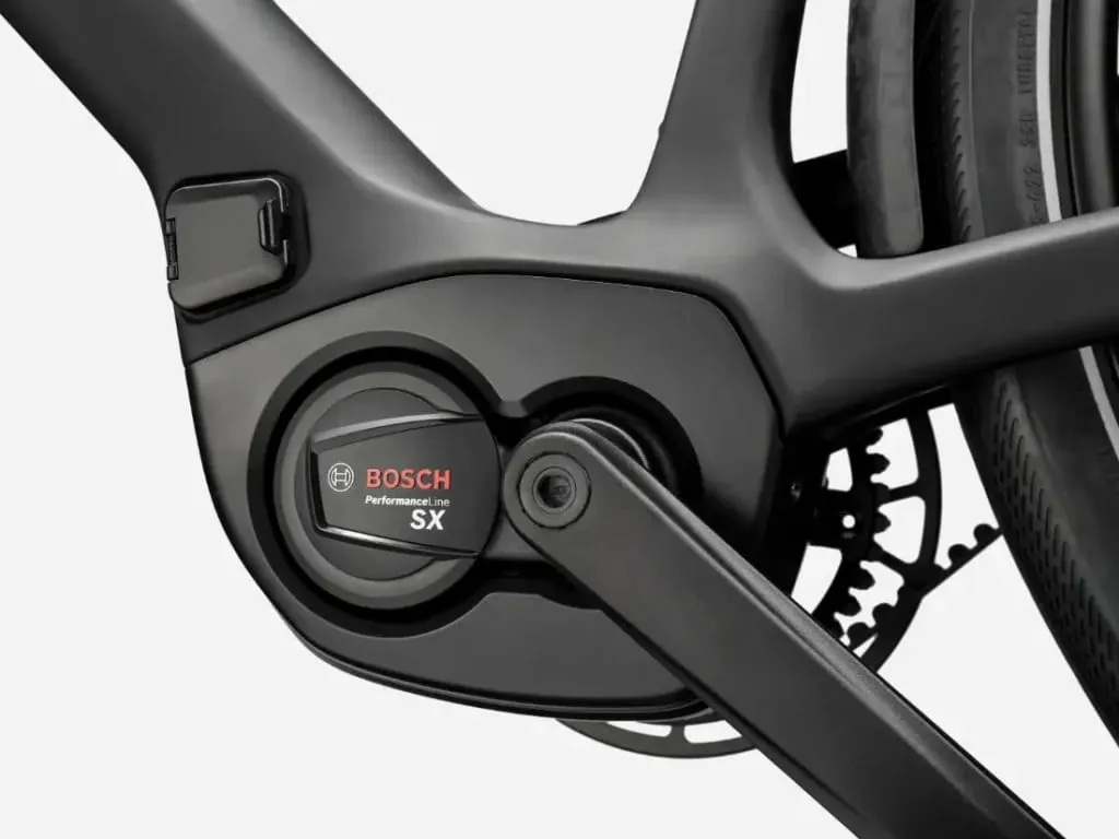 Primer plano de un motor de bicicleta eléctrica Bosch Performance Line SX y de un brazo de biela en una bicicleta moderna.