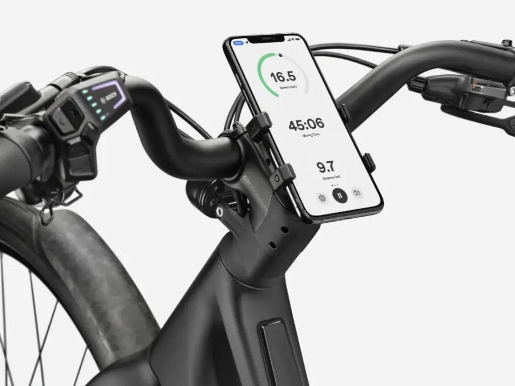 Smartphone montado en el manillar de una bicicleta, que muestra estadísticas de ciclismo como velocidad, tiempo y distancia.