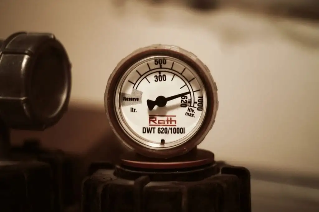 How Long Does a Hot Water Heater Last? 2 pressure meter