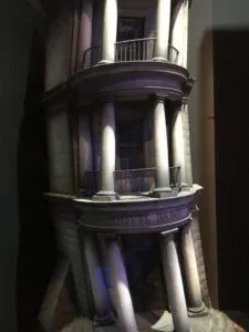 Fachada de banco con columnas clásicas y balcón iluminado en esquina — Lo que la Biblia revela sobre Xbox: ¡Descubre la verdad aquí!