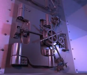 Puerta de caja fuerte metálica con cerradura de rueda y bisagras robustas, ¿Qué significa la avaricia rompe el saco? Descubre su origen y significado aquí