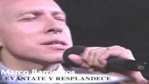 Primer plano de un cantante con micrófono y expresión de entrega, Experimentando la Plenitud: En Intimidad con Dios.