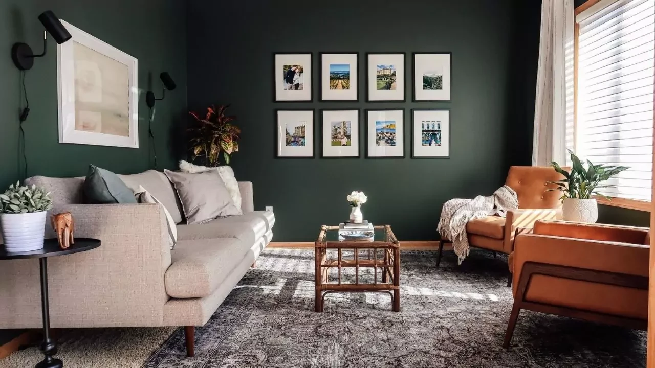 Cat Warna Hijau Tua Bagian Dalam Rumah Yang Elegan Dan Mewah