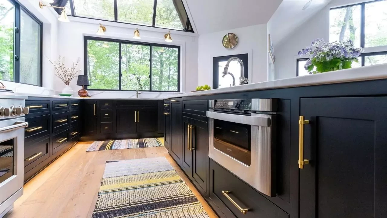Cat Warna Hitam Dan Putih Bagian Dalam Rumah Yang Elegan Dan Mewah