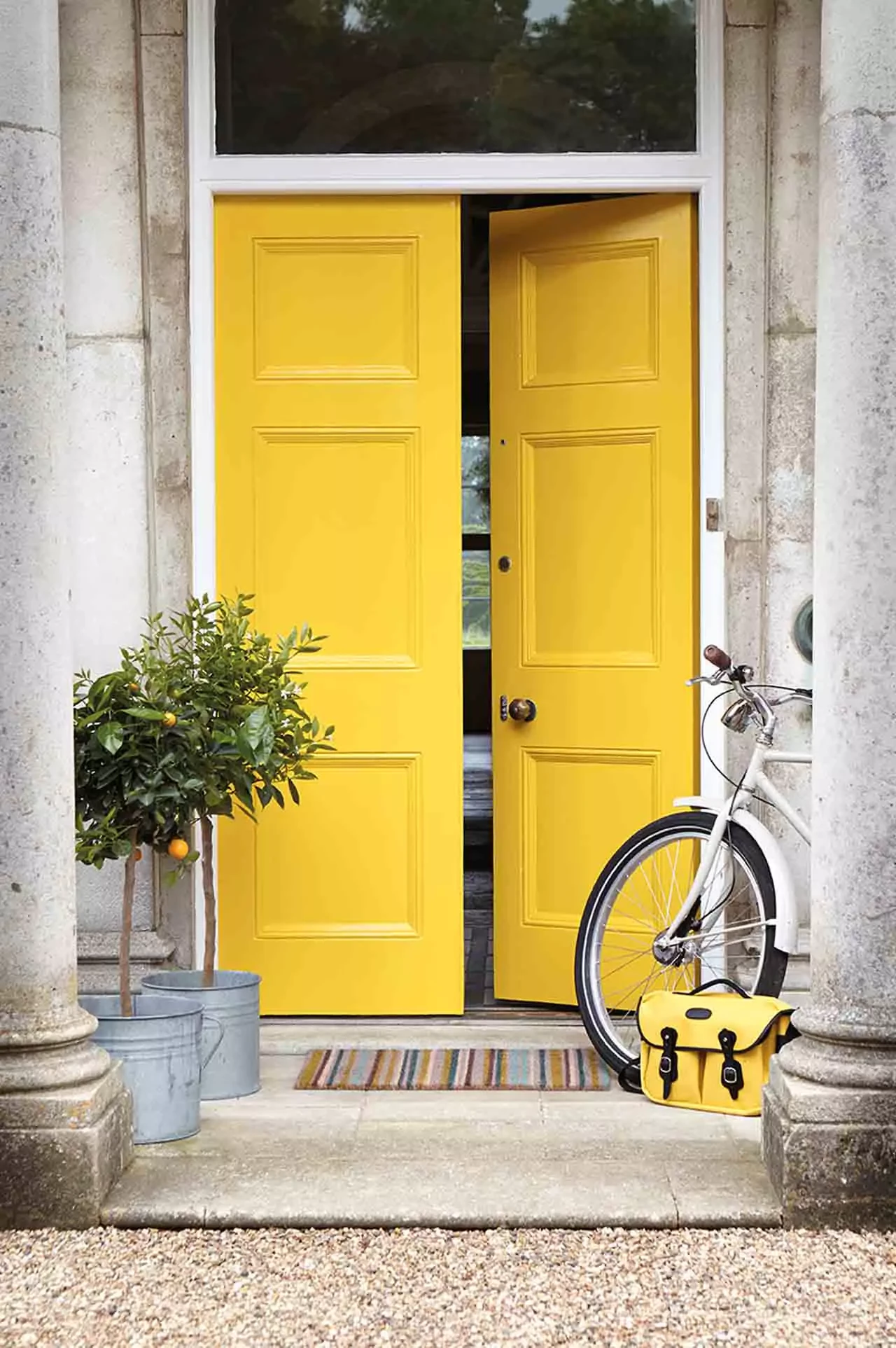 Cat Pintu Kayu Warna Kuning