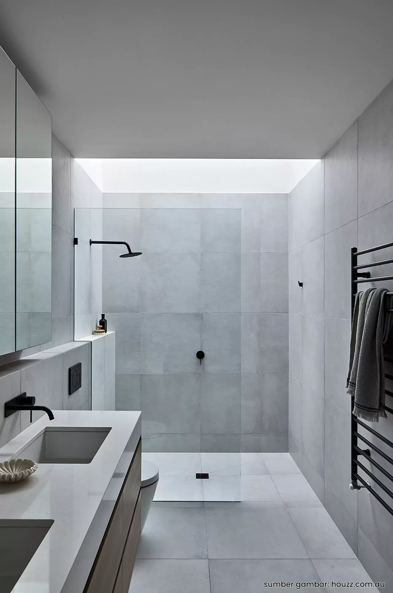 Kamar Mandi Sempit Warna Abu Abu Muda