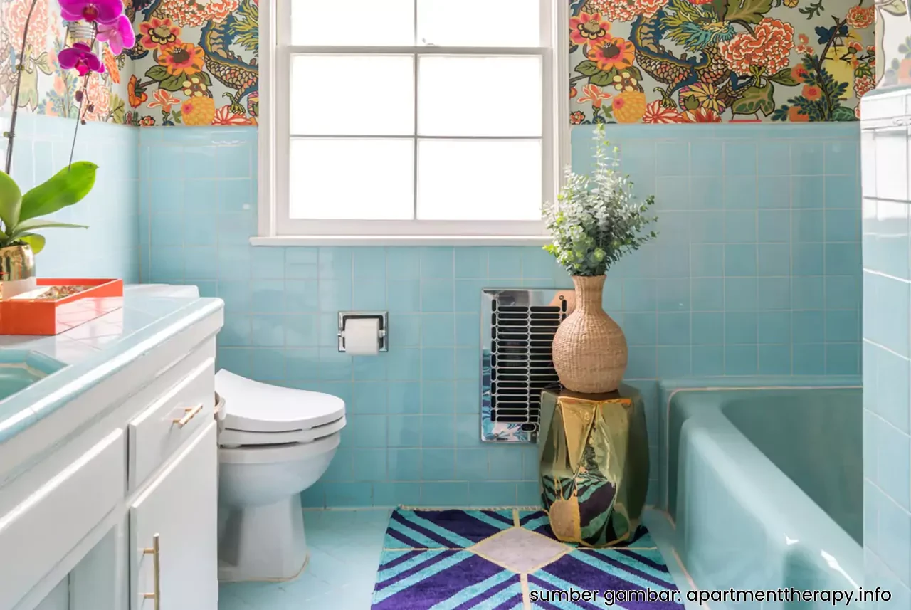 Kamar Mandi Sempit Warna Biru Pastel