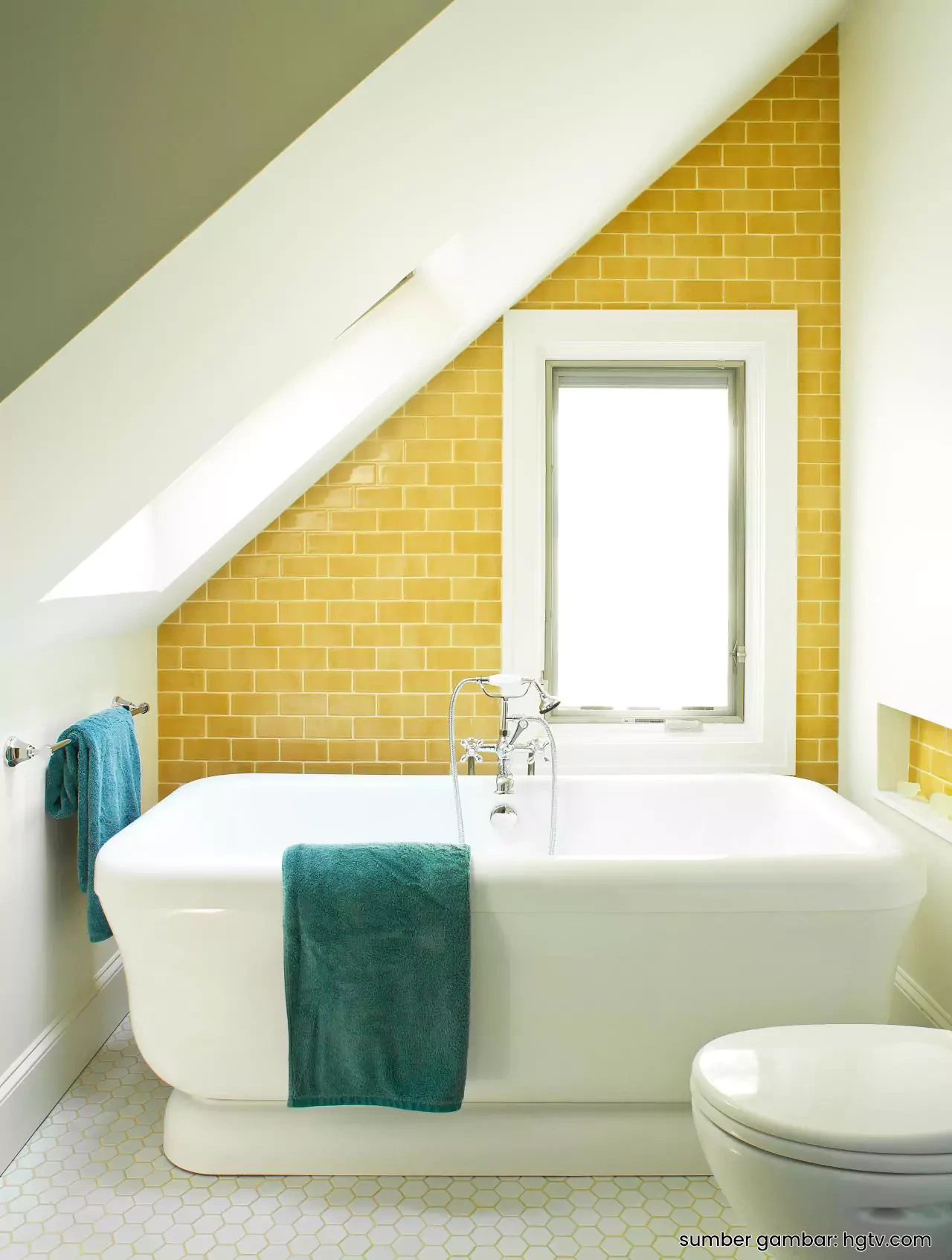 Kamar Mandi Sempit Warna Kuning Pastel