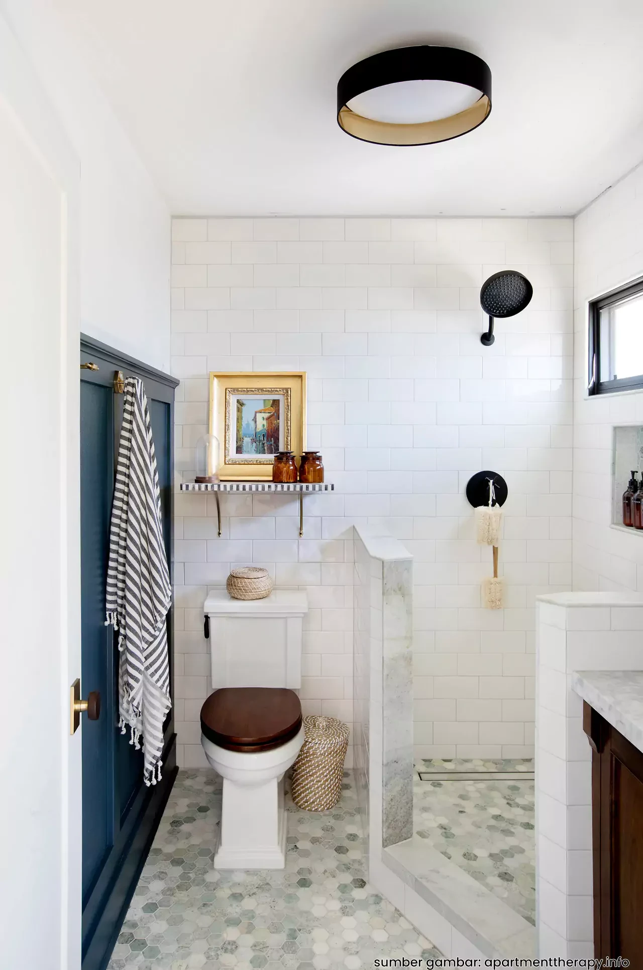 Kamar Mandi Sempit Warna Putih