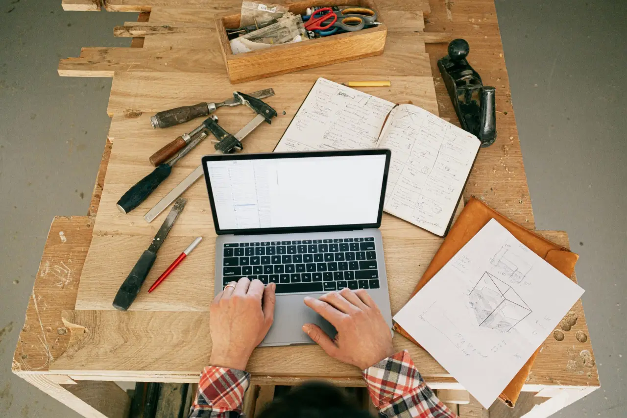 Handwerker nutzt digitale Software auf dem Tablet zur Organisation von Aufträgen und Betriebsabläufen