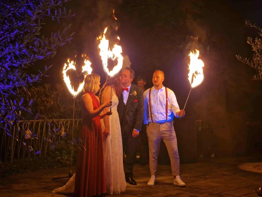DJ Julian Engels mit Brautpaar auf Hochzeit in der Obere Mühle Rengsdorf