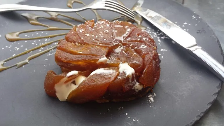 Tarte Tatin, il dolce francese nato da un errore e diventato unโicona della pasticceria.