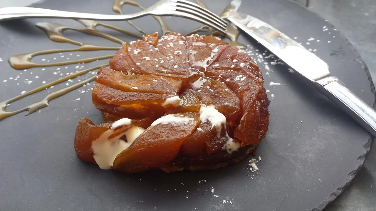 Tarte Tatin, il dolce francese nato da un errore e diventato un’icona della pasticceria.