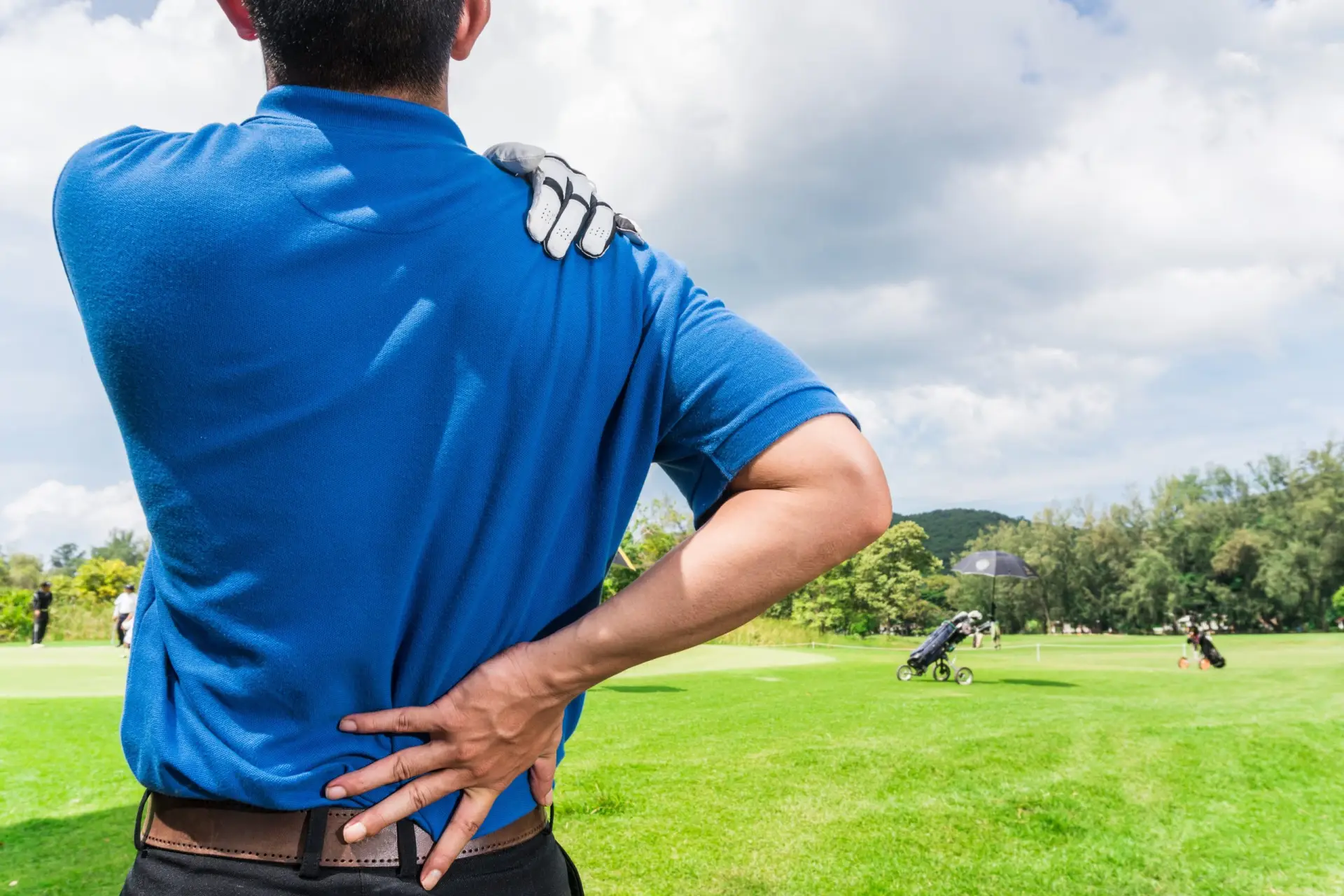 golfer experiencing shoulder pain while on the course.