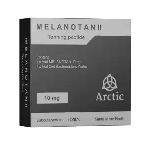 Bild av en förpackning märkt 'Melanotan II Tanning peptide' från Arctic, innehållande en vial med 10 mg Melanotan och en vial med 2 ml bakteriehämmande vatten. För subkutan användning, tillverkad i Norden.